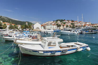 Blick vom Hafen auf die Kathedrale und das Arsenal von Sveti Stjepan, Hvar, Insel Hvar, Dalmatien, Kroatien, Europa - RHPLF06933