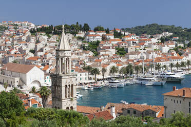 Blick von der Kirche Sveti Marko auf das Arsenal und die Promenade am Hafen, Hvar, Insel Hvar, Dalmatien, Kroatien, Europa - RHPLF06934