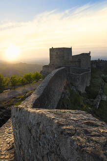 Blick entlang der Burgmauern von Marvao, Alentejo, Portugal, Europa - RHPLF06949