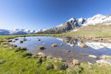 Schneebedeckte Gipfel spiegeln sich im Alpensee, Motta di Olano, Valgerola, Valtellina, Provinz Sondrio, Lombardei, Italien, Europa - RHPLF06951