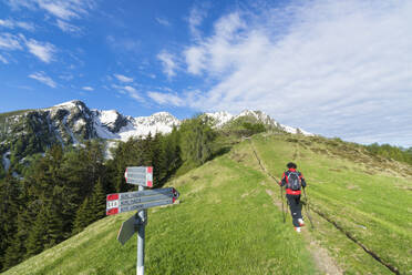 Wanderer auf Wanderweg, Motta di Olano, Valgerola, Valtellina, Provinz Sondrio, Lombardei, Italien, Europa - RHPLF06953