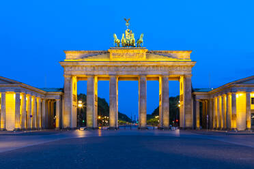 Brandenburger Tor bei Nacht in Berlin, Deutschland, Europa - RHPLF06957
