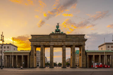 Brandenburger Tor bei Sonnenaufgang in Berlin, Deutschland, Europa - RHPLF06958