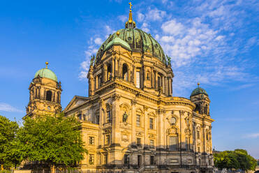 Tiefblick auf den Berliner Dom in Berlin, Deutschland, Europa - RHPLF06963