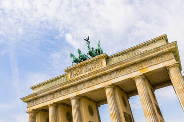 Tiefblick auf das Brandenburger Tor in Berlin, Deutschland, Europa - RHPLF06967