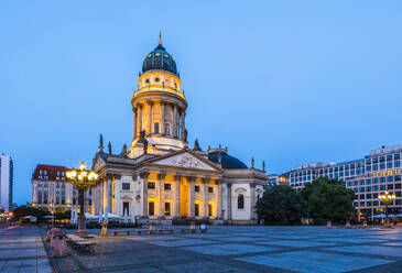 Deutscher Dom bei Sonnenuntergang am Gendarmenmarkt, Berlin, Deutschland, Europa - RHPLF06968