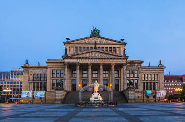Konzerthaus Berlin bei Sonnenuntergang am Gendarmenmarkt in Berlin, Deutschland, Europa - RHPLF06969