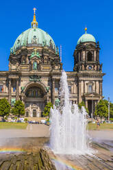 Springbrunnen am Berliner Dom in Berlin, Deutschland, Europa - RHPLF06972