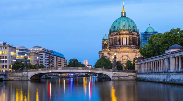 Berliner Dom an der Spree bei Nacht in Berlin, Deutschland, Europa - RHPLF06978