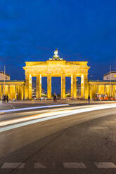 Lichtspuren am Brandenburger Tor bei Nacht in Berlin, Deutschland, Europa - RHPLF06987