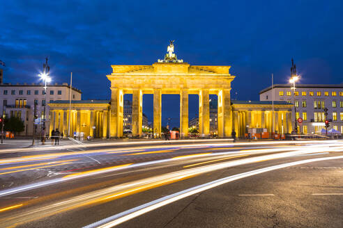 Lichtspuren am Brandenburger Tor bei Nacht in Berlin, Deutschland, Europa - RHPLF06988