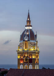 Metropolitan-Kathedrale Basilika der Heiligen Katharina von Alexandria, Turm in der Abenddämmerung, Cartagena, Departement Bolivar, Kolumbien, Südamerika - RHPLF06990