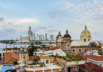 Blick über die Altstadt auf die Kirche San Pedro Claver und Bocagrande, Cartagena, Departamento Bolivar, Kolumbien, Südamerika - RHPLF06996