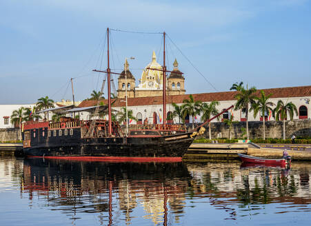 Blick über die Bahia de las Animas auf die Kirche San Pedro Claver, Cartagena, Departement Bolivar, Kolumbien, Südamerika - RHPLF06998