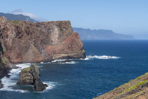 Felsen und Klippen am Atlantischen Ozean am Point of St. Lawrence, Canical, Bezirk Machico, Madeira, Portugal, Atlantik, Europa - RHPLF07014