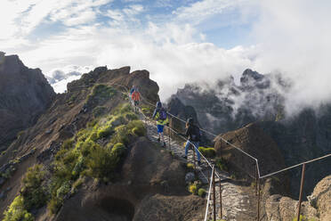 Wanderer auf der Vereda do Areeiro, dem Weg, der den Pico Ruivo mit dem Pico do Arieiro verbindet, Funchal, Madeira, Portugal, Atlantik, Europa - RHPLF07016