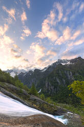 Sonnenaufgang am Wasserfall des Ferrotals, Val di Mello, Valmalenco, Valtellina, Lombardei, Italien, Europa - RHPLF07030