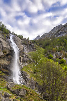 Wasserfall im Ferro-Tal, Val di Mello, Valmalenco, Valtellina, Lombardei, Italien, Europa - RHPLF07031