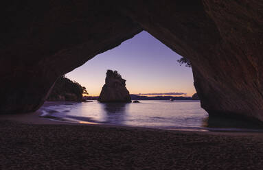 Cathedral Cove bei Sonnenuntergang, Coromandel-Halbinsel, Nordinsel, Neuseeland, Pazifik - RHPLF07035