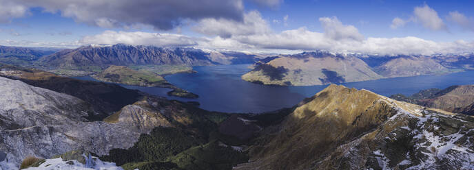 Panoramablick auf den Lake Wakatipu in der Nähe von Queenstown, vom Gipfel des Ben Lomond Trails, Otago, Südinsel, Neuseeland, Pazifik - RHPLF07037