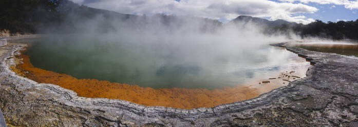 Champagne Pool im geothermischen Gebiet Waiotapu auf der Nordinsel, Neuseeland, Pazifik - RHPLF07038