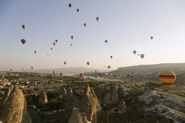 Bunte Heißluftballons im Goreme-Nationalpark bei Sonnenuntergang, Kappadokien, Türkei - KNTF03282