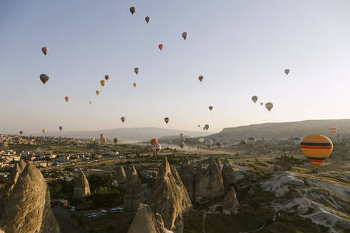 Bunte Heißluftballons im Goreme-Nationalpark bei Sonnenuntergang, Kappadokien, Türkei - KNTF03282