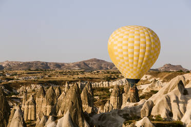 Gelber Heißluftballon im Goreme-Nationalpark, Kappadokien, Türkei - KNTF03284