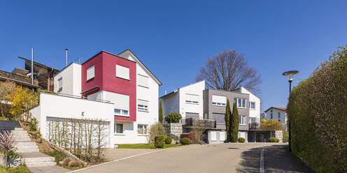 Moderne Wohngebäude an der Straße gegen den klaren Himmel, Dettenhausen, Tübingen, Deutschland - WDF05465