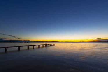 Blick auf den Starnberger See bei Sonnenuntergang, Deutschland - LHF00673