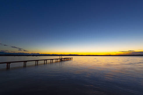 Blick auf den Starnberger See bei Sonnenuntergang, Deutschland - LHF00673