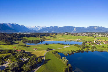 Idyllischer Blick auf Seen in den bayerischen Alpen, Deutschland, bei strahlend blauem Himmel - LHF00674