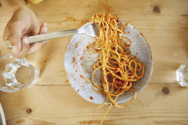 Hand eines Jungen, der eine Gabel mit Spaghetti hält - MCF00164