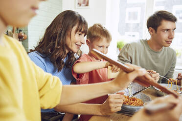 Mutter isst Spaghetti mit ihren Söhnen in der Küche - MCF00168