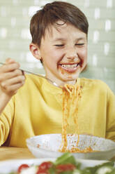 Unordentlicher Junge isst Spaghetti mit Tomatensoße - MCF00181