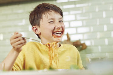 Unordentlicher Junge isst Spaghetti mit Tomatensoße - MCF00182