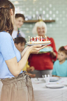 Mutter und Söhne feiern den Geburtstag ihrer Großmutter in ihrer Küche - MCF00205