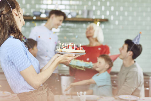 Mutter und Söhne feiern den Geburtstag ihrer Großmutter in ihrer Küche - MCF00206