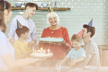 Mutter und Söhne feiern den Geburtstag ihrer Großmutter in ihrer Küche - MCF00208