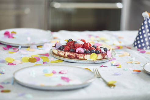 Geburtstagskuchen mit Beeren auf dem Tisch - MCF00215