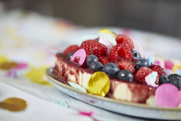 Geburtstagskuchen mit Beeren auf dem Tisch - MCF00216