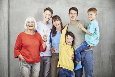Vier Söhne mit ihrer Mutter und Großmutter - MCF00222