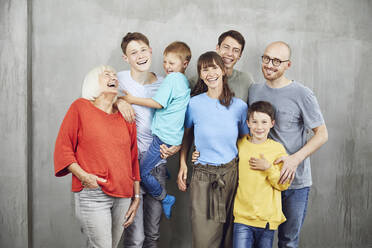 Ehepaar mit ihren vier Söhnen und ihrer Großmutter - MCF00223
