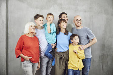 Ehepaar mit ihren vier Söhnen und ihrer Großmutter - MCF00224