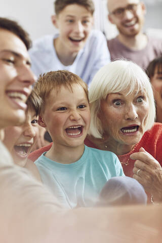 Drei Generationen Familie haben Spaß zu Hause, lizenzfreies Stockfoto