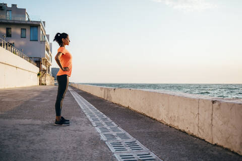 Sportlerin auf einem Steg stehend, lizenzfreies Stockfoto