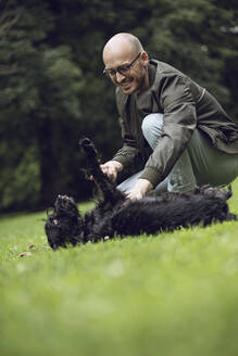 Mann und sein Hund in einem Park - MCF00270