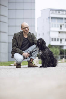 Mann und sein Hund in der Stadt - MCF00275