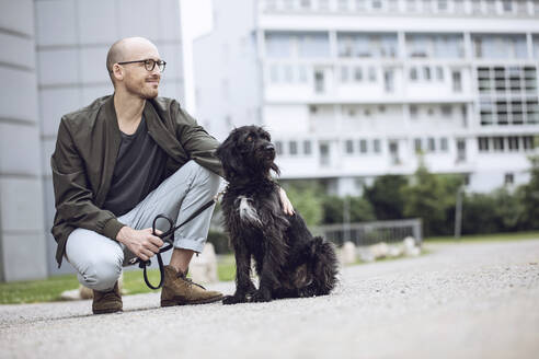 Mann und sein Hund in der Stadt - MCF00276