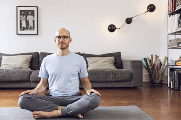 Mann macht Yoga zu Hause - MCF00300